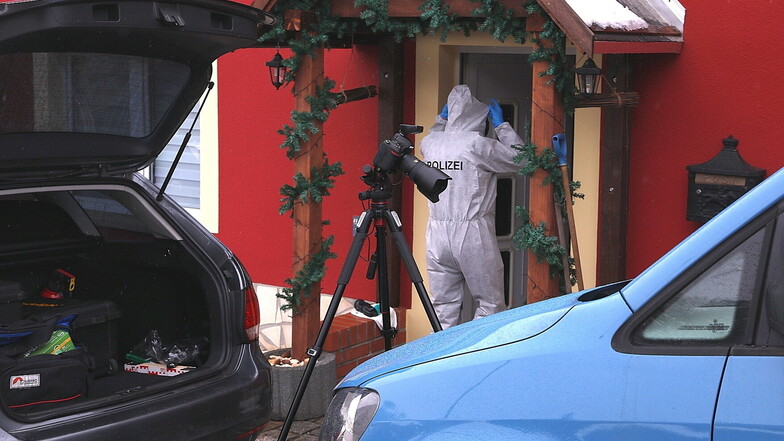 Nach der Attacke ermittelten Spezialisten in dem Haus. Der mutmaßliche Täter behauptet bis heute, es habe sich um einen Suizidversuch gehandelt.