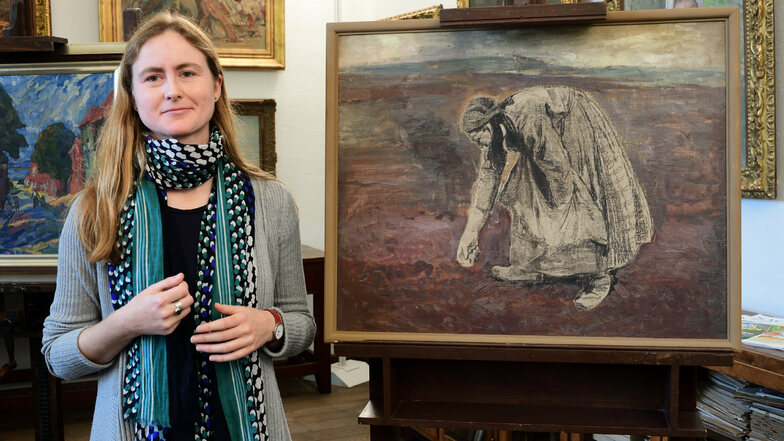 Inga Remmers, die neue Leiterin des Robert-Sterl-Hauses in Naundorf, steht mit Sterls unvollendetem Gemälde „Die Kartoffellegerin“ im Atelier des Museums.