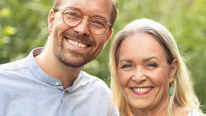 Neurocoach Nina Olsson und ihr Sohn Michael Weber, der als Osteopath arbeitet. Sie ist gelernte Krankenschwester, war in ihren Berufsjahren jedoch als Managerin in Gesundheitseinrichtungen tätig.