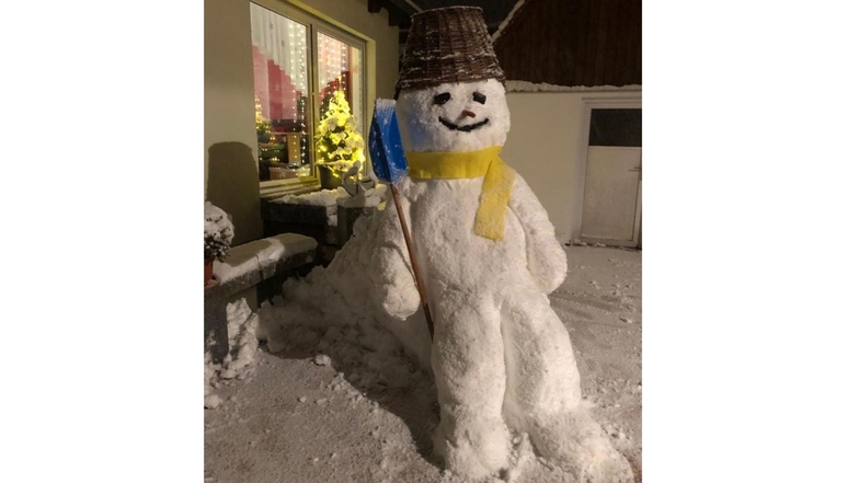 Familie Richter aus Neugersdorf hat die ersten weißen Tage genutzt, um einen Schneemann zu bauen.