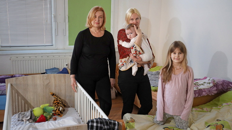 Angekommen in Riesa: Diese Familie aus der Ukraine hat eine der ersten Wohnungen für Vertriebene bezogen, die von der WGR zur Verfügung gestellt werden: Großmutter Tatjana, Mama Alla, Adriana (sechs Monate) und Amalia (sieben Jahre).
