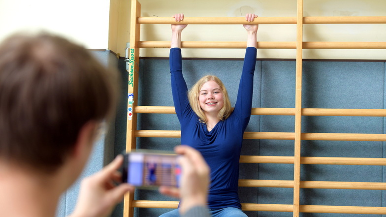 Schülerin Isabel Mutschink vom Oberland-Gymnasium in Seifhennersdorf zeigt für die SZ ausnahmsweise ein paar Übungen in der Turnhalle.