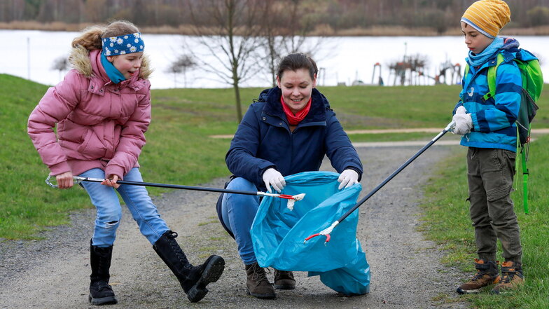 Laura Jankowski und ihre Kinder Emeli und Ben halfen mit beim Frühlingsputz am Olbersdorfer See/Westpark Zittau.