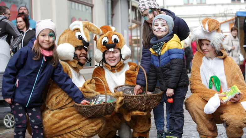 Süße Überraschung: Jugendliche in Hasenkostümen verteilen zum Pirnaer Osterzauber Leckereien in den Gassen.