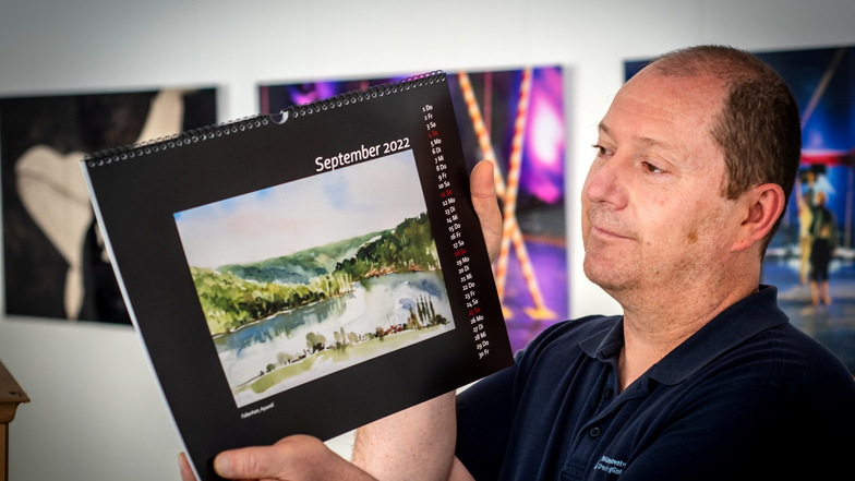 Ingo Ließke zeigt den Waldheim-Kalender für 2022. Die Bilder hat der Künstler Ekkehart Stark der Presley-Stiftung für Kunst und Kultur zur Verfügung gestellt.