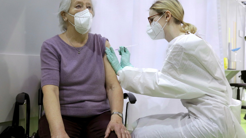 Eine Rentnerin erhält ihre Corona-Impfung. Es geht voran in Deutschland, wenn auch nur langsam. Viel schneller sind Länder wie Israel, Großbritannien und die USA. Im Landkreis Meißen gibt es wieder etwas mehr neue Corona-Fälle.