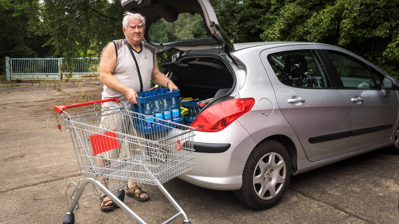 Gerhard Hamann hat am Dienstag im Gröbaer Rewe Wasser gekauft. Weil der Parkplatz neben dem Markt nicht genutzt werden kann, ist der ortskundige Canitzer auf ein benachbartes Grundstück ausgewichen – mit dem Einkaufswagen quer über die Straße.