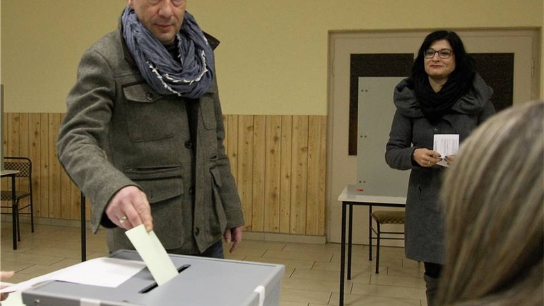 In Begleitung seiner Ehefrau Bianka trat Tim Lochner kurz nach 9.30 Uhr in Jessen an die Wahlurne.