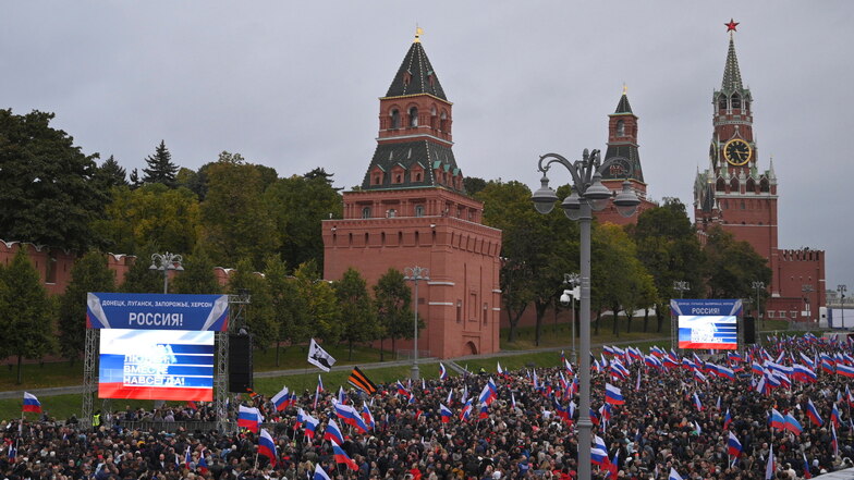 Menschen feiern auf dem Roten Platz die Annexion der ukrainischen Regionen an Russland.