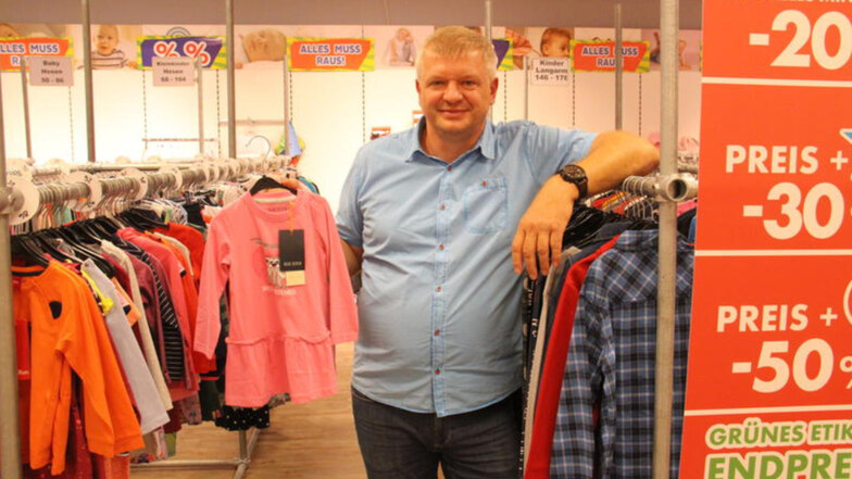 Remo Gäbler schließt zum 30. Oktober sein Geschäft „Toms Baby- und Kinderwelt“ im Bautzener Kornmarkthaus, weil seit einiger Zeit zu wenig Kunden kamen. Zurzeit läuft dort der Ausverkauf.