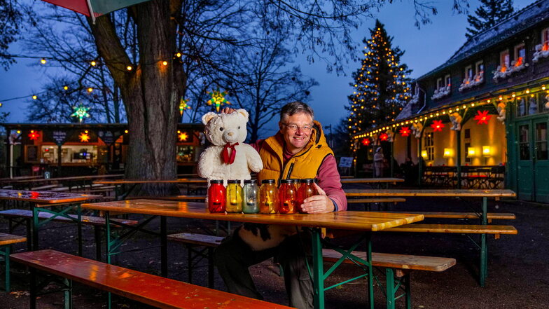 Holger Zastrow freut sich auf die Hofewiese-Weihnachtszeit. Geschmückt wartet der Landgasthof auf Gäste.