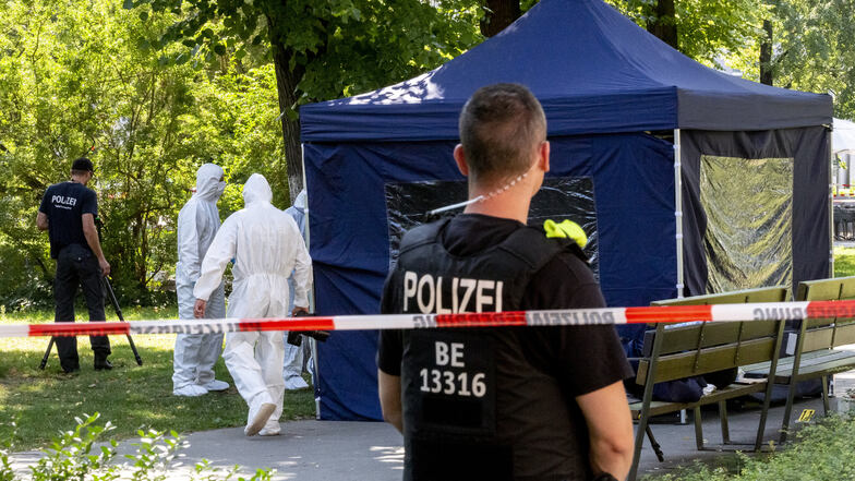 Beamte der Spurensicherung sichern in einem Faltpavillon Spuren an einem Tatort im kleinen Tiergarten. 2019 wurde dort ein Georgier ermordet.