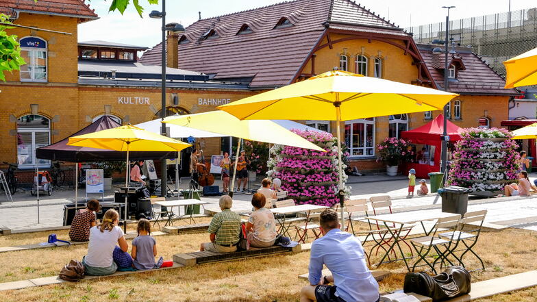 Der Vorplatz des Radebeuler Kultur-Bahnhofs verwandelte sich im Juli 2021 in ein Freiluft-Restaurant. Bei der Veranstaltung "Radebeul isst #miteinander" wurde ein Menü aus Lebensmitteln zubereitet, die bei der Tafel übrig geblieben sind.