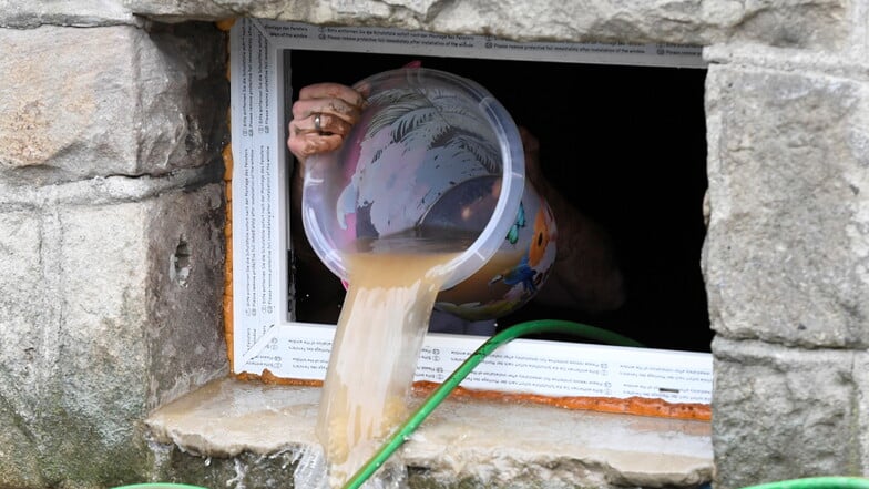 Steht auf einmal Wasser im Keller, ist Vorsicht geboten: Als Erstes ist der Strom abzuschalten, danach kann man zum Eimer greifen.