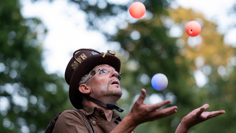 Künstler Ludger Hollmann jongliert auf Stelzen beim Viathea im Görlitzer Stadtpark.