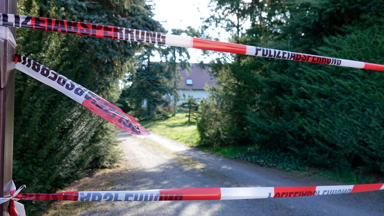 In einem Wohnhaus im Chemnitzer Stadtteil Mittelbach sind am Abend des Ostermontags vier leblose Menschen gefunden worden.