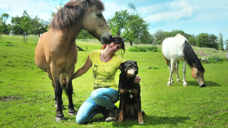 Anja Gretzschel aus Zottewitz ist Physiotherapeutin und liebt Tiere. Eine segensreiche Kombination, mit der die dreifache Mutter vielen Menschen im Landkreis Meißen hilft.