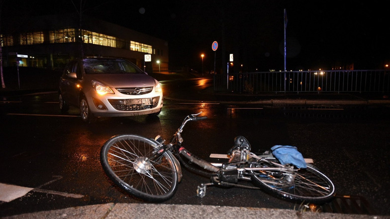 Der Radfahrer ist beim Zusammenstoß mit dem Opel gegen die Frontscheibe geknallt und erlitt schwere Verletzungen.