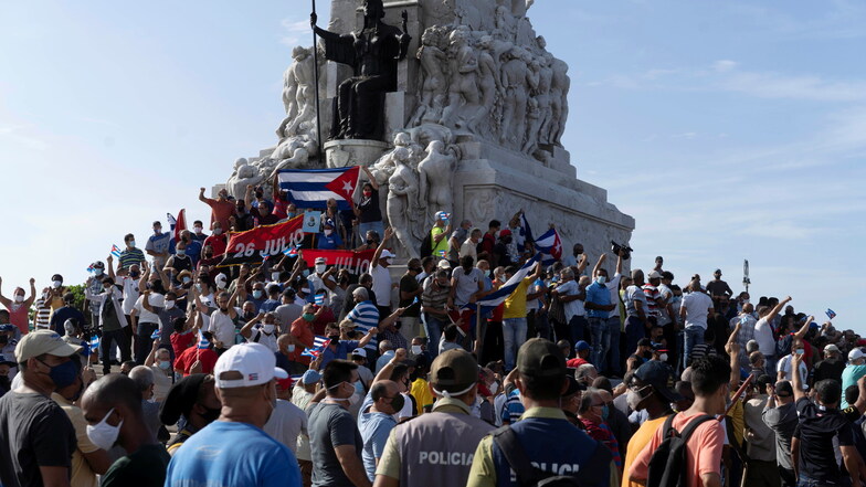 Kuba, Havanna: Unterstützer der Regierung versammeln sich am Maximo-Gomez-Denkmal. Sie protestierten gegen die Demonstranten.