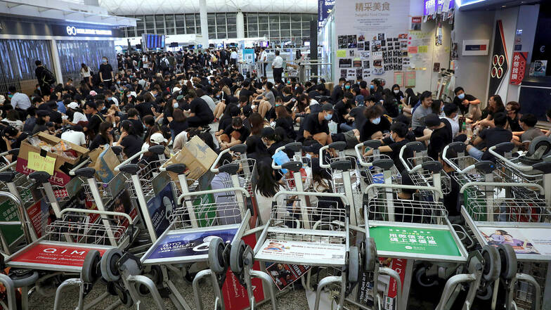 Lage an Hongkongs Airport beruhigt sich