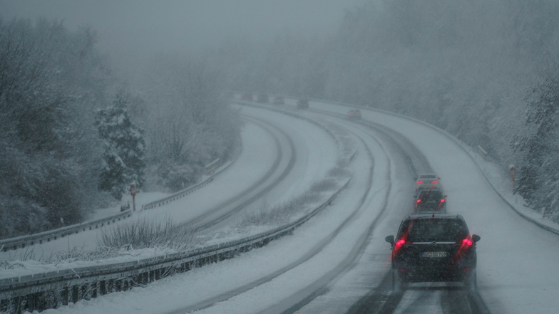 Schnee liegt auf der Autobahn A66 bei Fulda am Sonntagvormittag, nachdem es in Osthessen stark geschneit hatte.