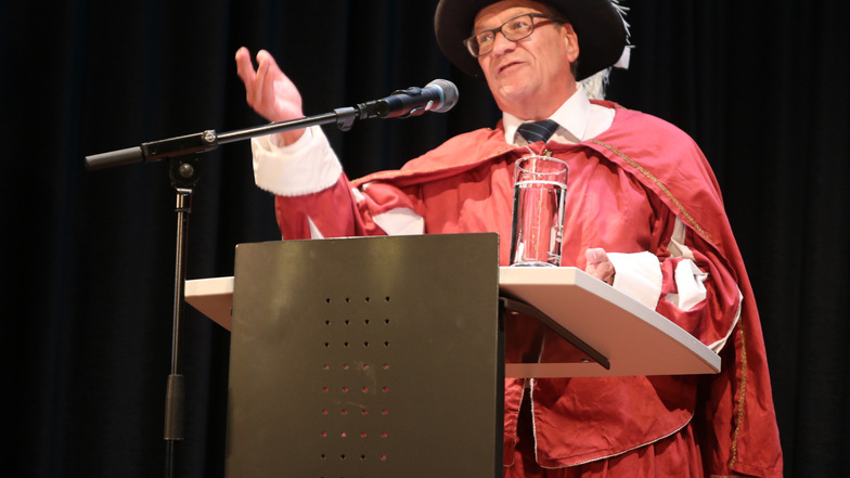 Mit Hut und Feder: Radebergs OB Gerhard Lemm hielt den ersten Teil seiner Rede beim Neujahrsempfang im Mittelalter-Outfit. Anlass war der Beginn des Jubiläumsjahres.