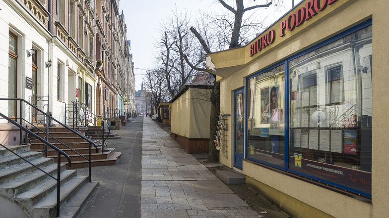 So sieht es heute auf der Ulica Bohaterow Getta aus mit den charakteristischen Verkaufsbuden.