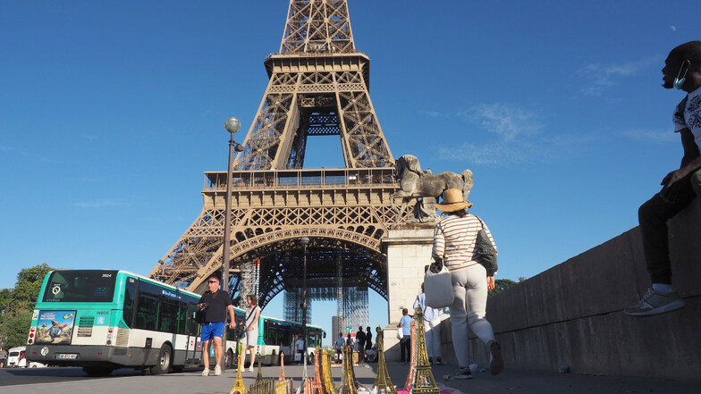 17. August 2019: Der Mann, der sich Sokolow nennt, fliegt von Moskau nach Paris, besichtigt dort den Eiffelturm und andere Sehenswürdigkeiten.