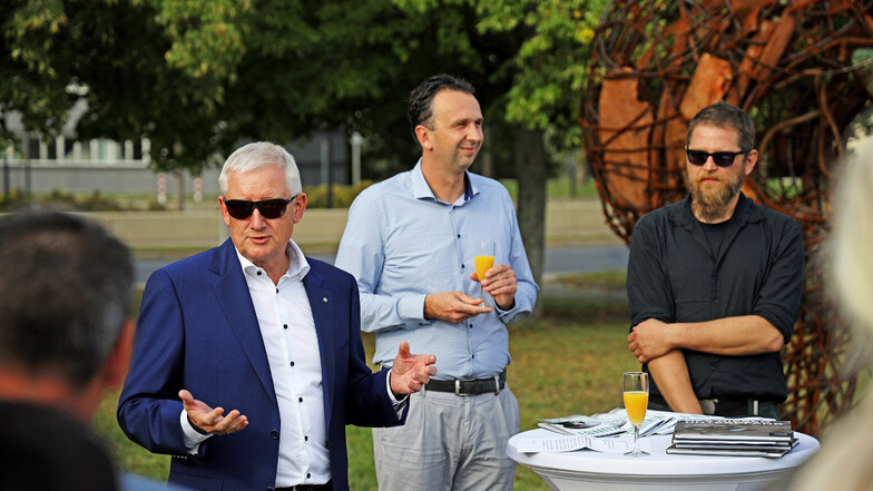 Ein Eindruck von der Einweihungsfeier am vergangenen Freitag: der frühere Feralpi-Werkleiter Frank Jürgen Schaefer, Riesas OB Marco Müller (CDU) und Künstler Christian Schmit (v.l.).