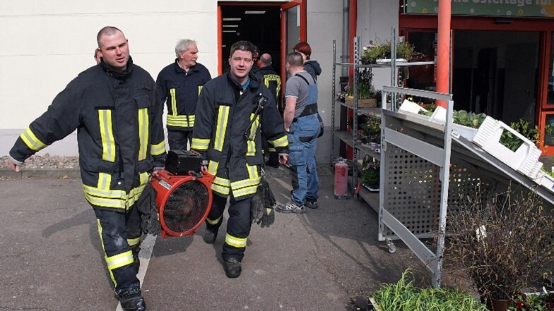 Als die Kameraden der Freiwilligen Feuerwehr am Einkaufsmarkt eintrafen, war das Feuer bereits gelöscht.