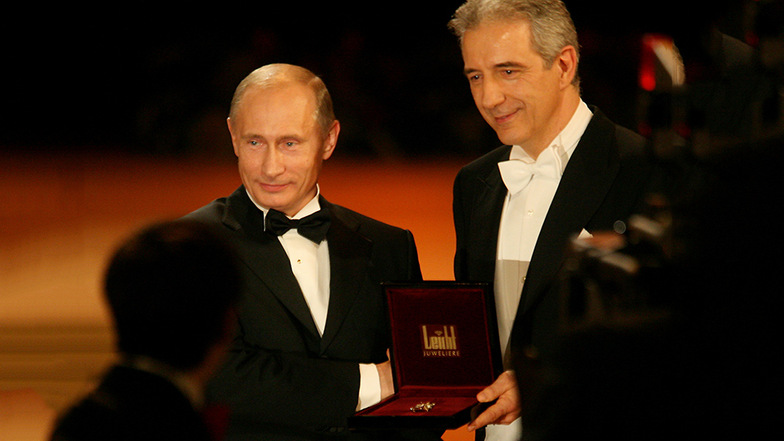 Sachsens Ex-Ministerpräsident Stanislaw Tillich (r.) überreicht 2009 den Orden an Wladimir Putin.