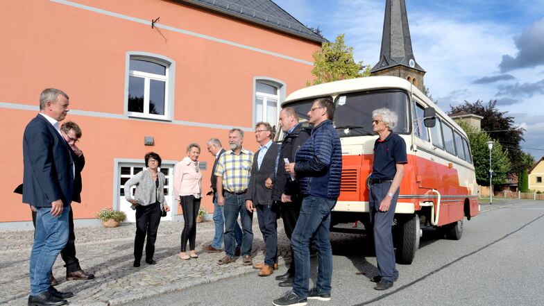 Carlo Lejeune (2. von rechts) und Frank Rose (3. von rechts) haben sich als Juroren Herrnhut einen halben Tag angeschaut. Per Oldtimer-Bus ging es auf eine Rundfahrt durch die Ortsteile.