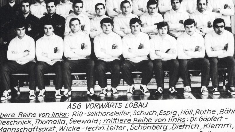 Die Mannschaft von ASG Vorwärts. Vorn rechts sitzt Trainer Martin Geisler, der Bruder von Nationalspieler Manfred Geisler.