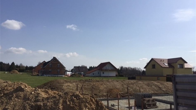 Auch das Wohngebiet Zeilestraße ist gefragt. Derzeit entstehen wieder neue Eigenheime (kleines Foto). Ein Problem mit Wohnraum hat die Gemeinde dennoch.