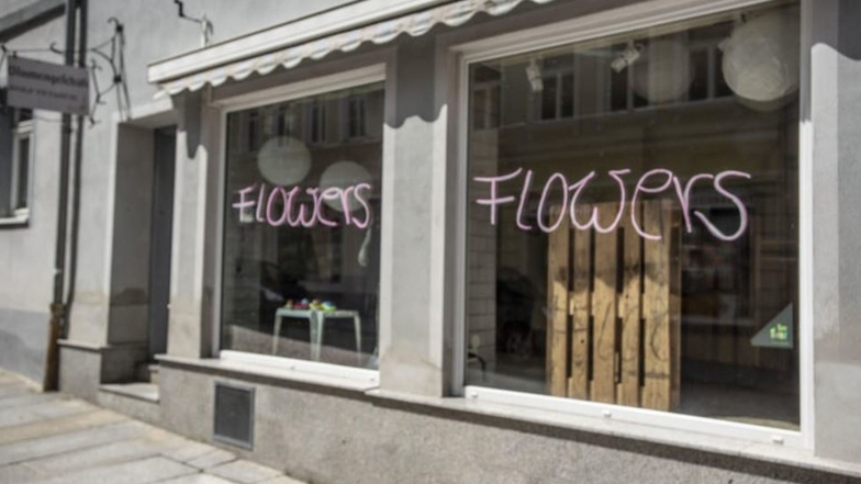 In der Bautzner Straße in Kamenz gibt es schon lange keine Blumen mehr. Da ändert auch der englische Schriftzug auf den Fensterscheiben nichts. Mit dem Anlaufpunkt am Markt hat jetzt der letzte Blumenladen der Altstadt dichtgemacht.