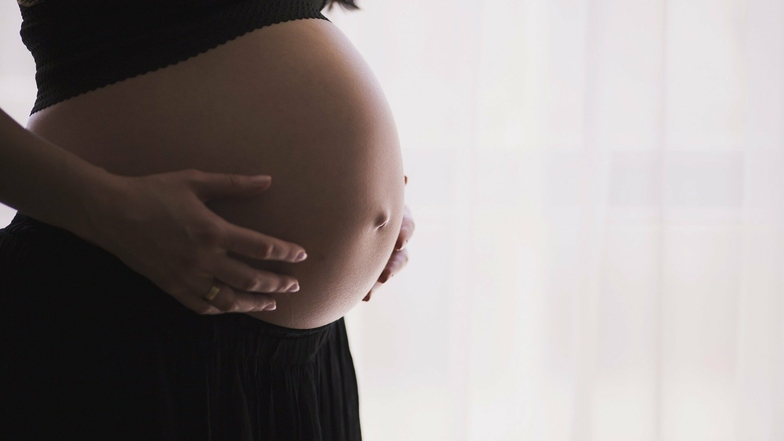 Eine Corona-Infektion während der Schwangerschaft ist nicht zu unterschätzen – dennoch zeigt eine Studie Beruhigendes.