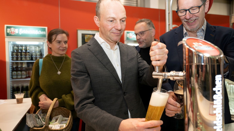 Selbst gezapft: Günther verkostete mehrere Biere und Eierliköre, am Stand von Feldschlößchen durfte er sein Helles selbst in Glas füllen.