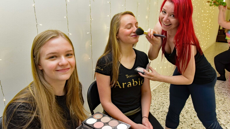 Franziska Franz (rechts) gibt ihren beiden Tänzerinnen Laura Horn (links) und Franziska Schmidt Tipps fürs Bühnen-Make-up.
