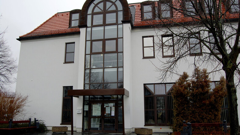 Das Bürgeramt der Stadt Hoyerswerda findet man am Pforzheimer Platz. Die postalische Anschrift lautet Dilliger Straße 1.