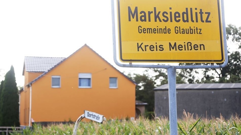 Am Ortseingang von Marksiedlitz aus Richtung der Ortsverbindungsstraße Glaubitz-Streumen steht ein orangefarbenes Wohnhaus, das einst Gasthof und Dorfkonsum war. Foto: