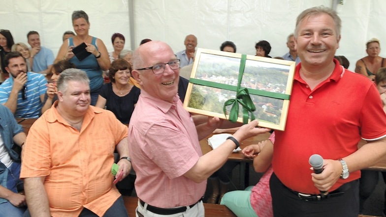 Bürgermeister Christian Krämer (rechts) übergibt ein Panorama-Foto der Partnergemeinde an den Bürgermeister von Nochten Achim Junker.