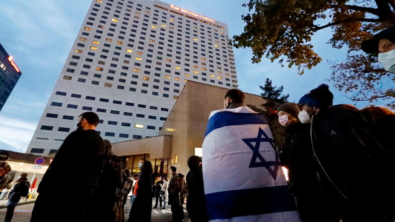 Am Dienstagabend wollten auch Mitarbeiter des Leipziger Westin-Hotels mit diesem Banner ein Zeichen gegen Antisemitismus setzen.