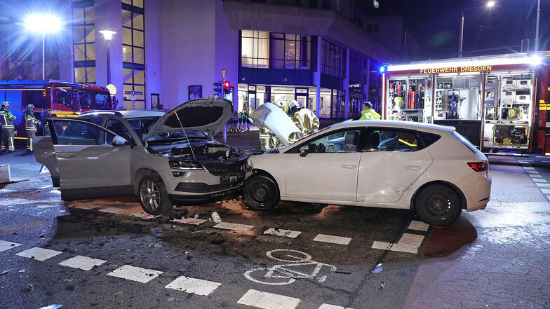 Acht Verletzte: Drei Autos kollidieren in Dresden