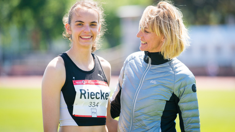 Ex-Weltrekordlerin Heike Drechsler gibt U-20-Weltmeisterin Lea-Jasmin Riecke an der Sprunggrube Tipps.