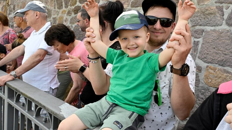 Marcel Busch und Sohn Theo haben Spaß bei den Darbietungen der Zumba-Kids unterhalb des Forte Belvedere.