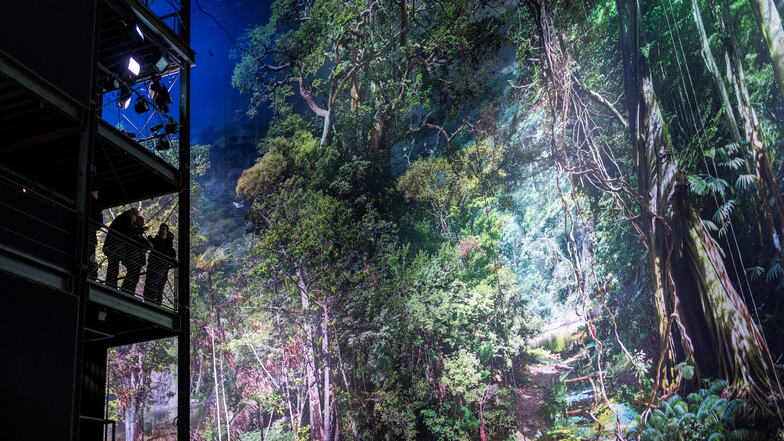Das neue „Amazonien“ im Dresdner Panometer besteht aus mehr als 30.000 Fotos und gemalter Fantasie.