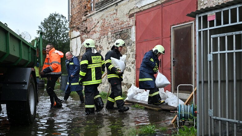 Feuerwehrleute sind wegen des Hochwassers in der Region Liberec im Einsatz. Es wird weiter mit steigenden Pegelständen gerechnet.