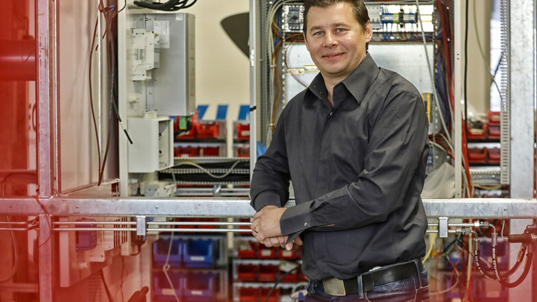 Geschäftsführer Silvio Leschke in der Produktionshalle von Gemtec in der Firma Vimtec in Hainewalde.