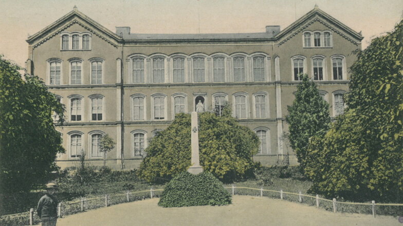 Die Postkarte zeigt die Bürgerschule in einer Aufnahme aus der Zeit um 1910.
