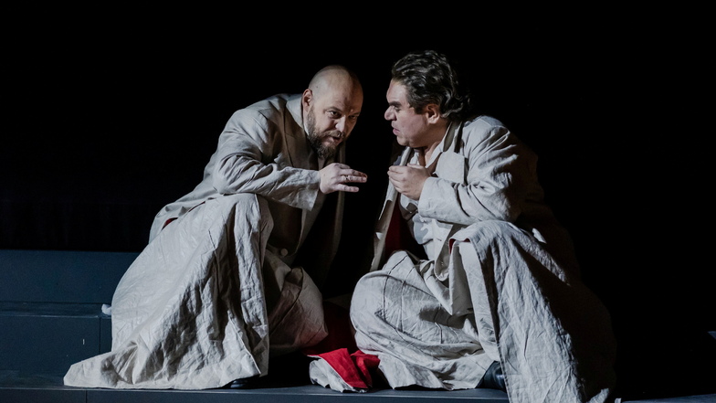 Jago (Vladislav Sulimsky, l.) legt Otello (Xavier Moreno) falsche Fährten.